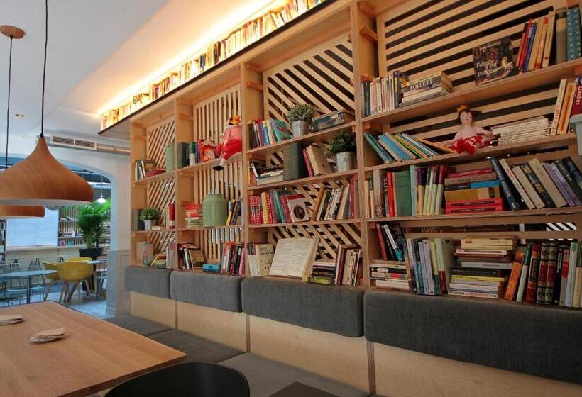 غرفة عائلية, H Complutum