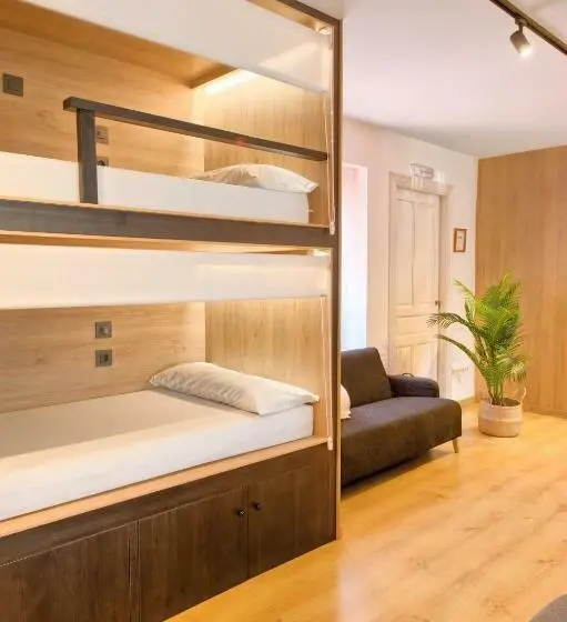 ルームシェアのワンベッド, Albergue Lamorena