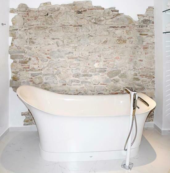 جناح, Hospedería Diez Y Seis