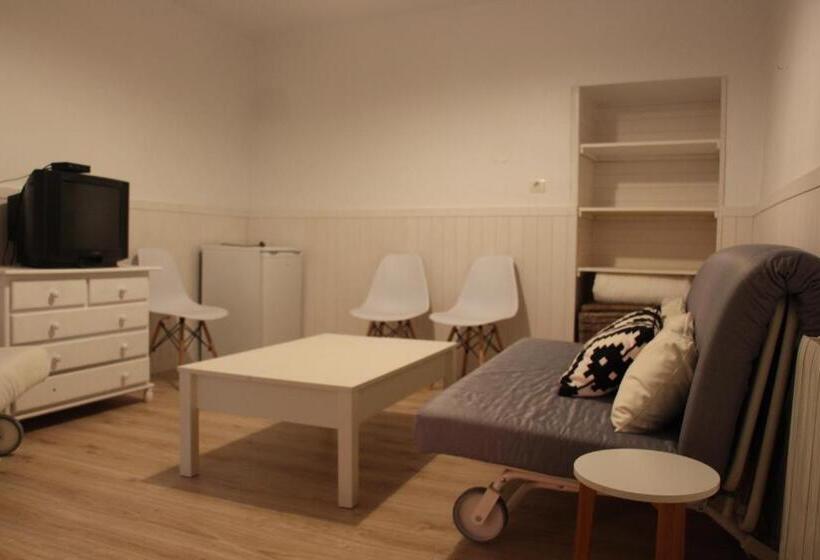 استودیوی استاندارد, Hostel El Lago, Caceres