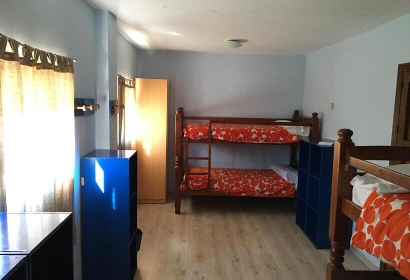 اتاق خانوادگی با سرویس بهداشتی مشترک, Hostel El Lago, Caceres