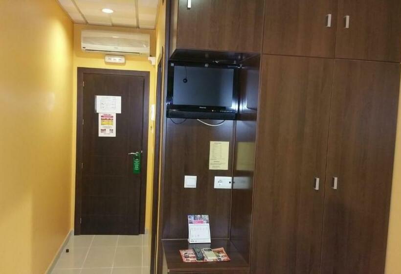 غرفة قياسية, León