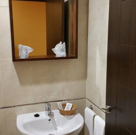 غرفة قياسية, León