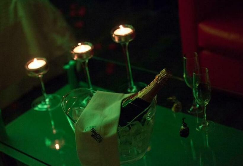 스위트, Motel Paraiso