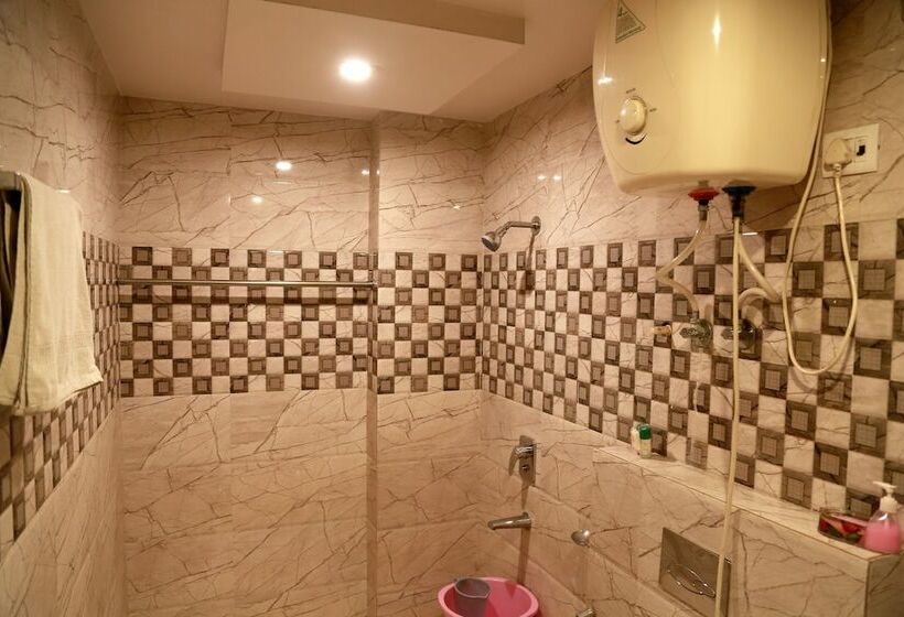 디럭스 룸, Geetasaar