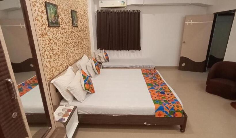 חדר אקזקיוטיב לשלושה, Omni Plaza