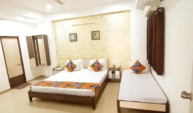 חדר אקזקיוטיב לשלושה, Omni Plaza