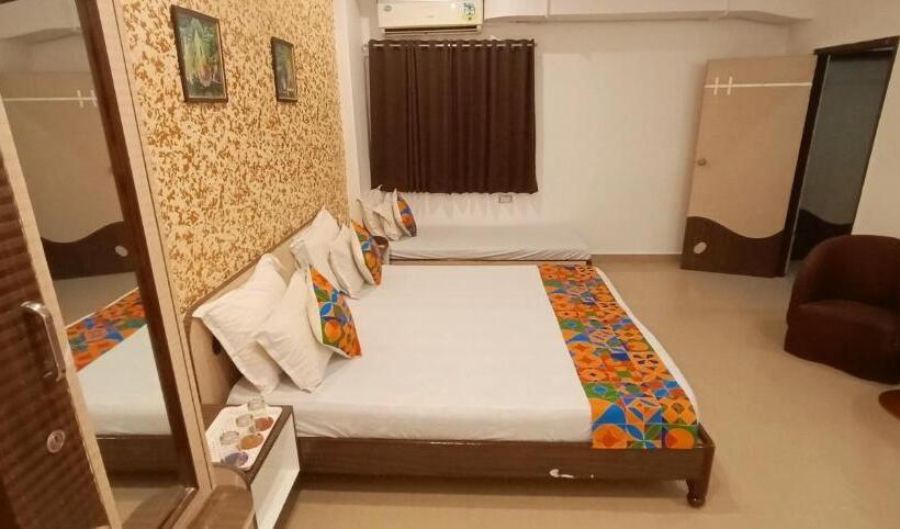 חדר אקזקיוטיב לשלושה, Omni Plaza