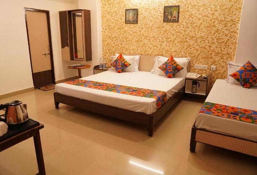 חדר אקזקיוטיב לשלושה, Omni Plaza