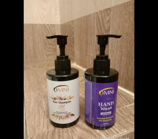 חדר אקזקיוטיב לשלושה, Omni Plaza