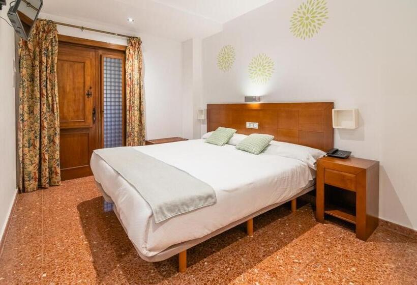 Camera Economy, Riad Arruzafa