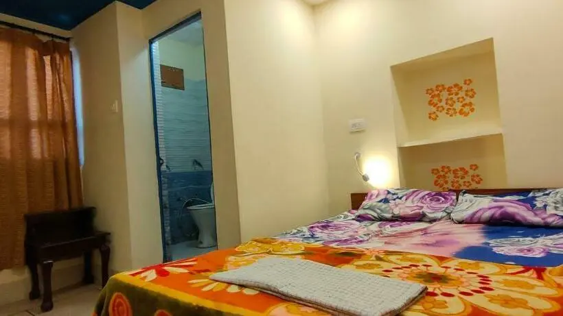 اتاق اکونومی, Shivam Guest House