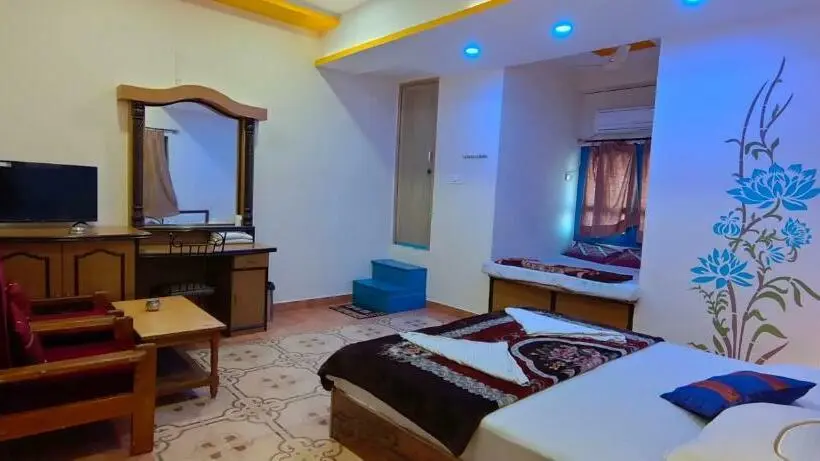 اتاق لوکس چهار تخته, Shivam Guest House