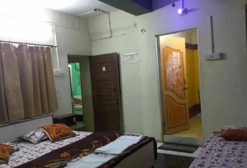 اتاق استاندارد سه نفره, Shivam Guest House