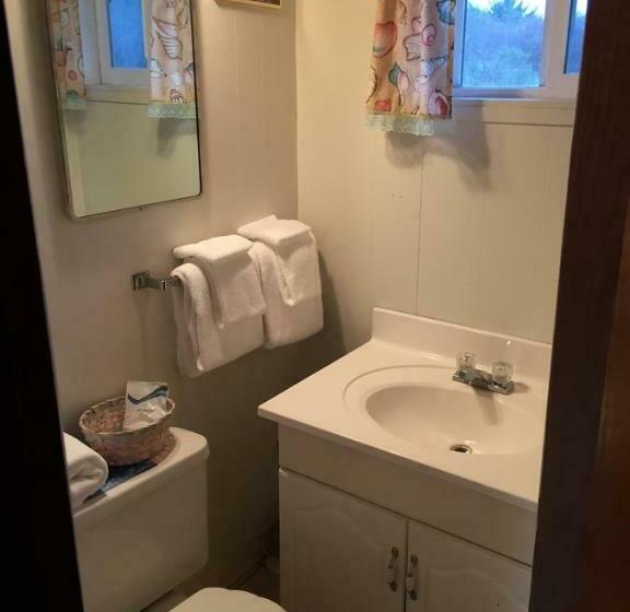 جناح جونيور, Chris By The Sea Motel