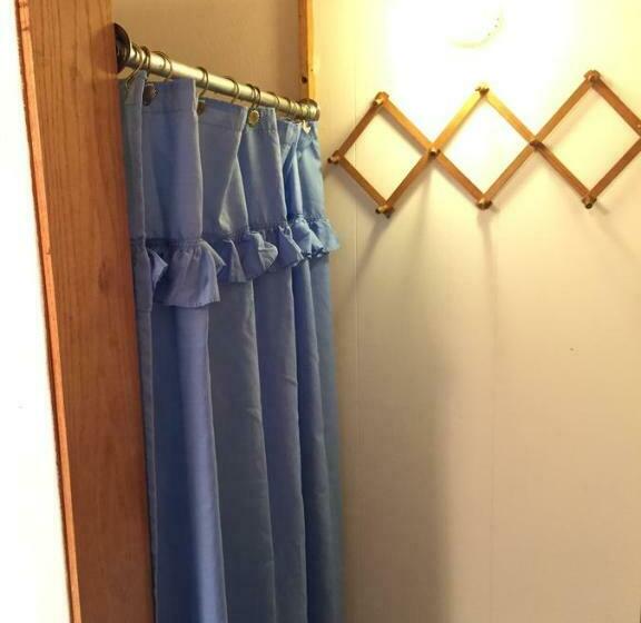 جناح جونيور, Chris By The Sea Motel