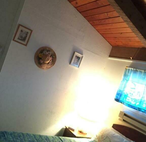 جناح جونيور, Chris By The Sea Motel