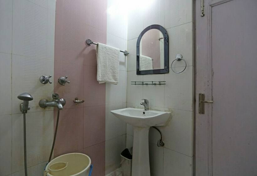 חדר דלוקס, Bhargav