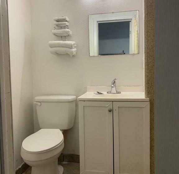 带大床的豪华间, Budget Inn