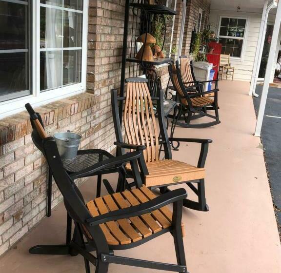 디럭스 스튜디오, Cardinal Inn