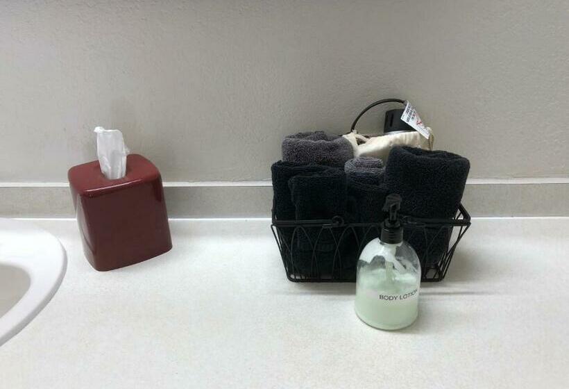 디럭스 스튜디오, Cardinal Inn