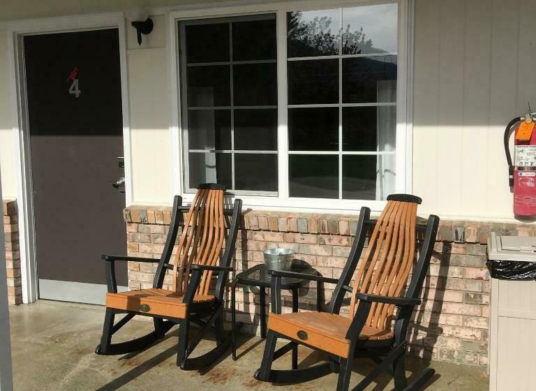 디럭스 스튜디오, Cardinal Inn