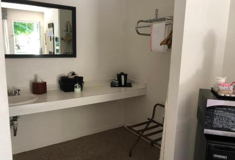 디럭스 룸, Cardinal Inn