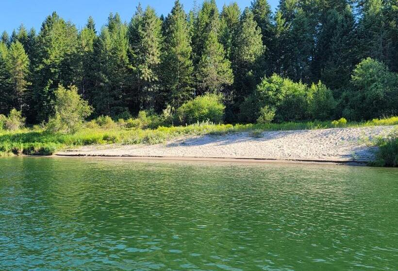 샬레, Riverfront Motel & Cabins