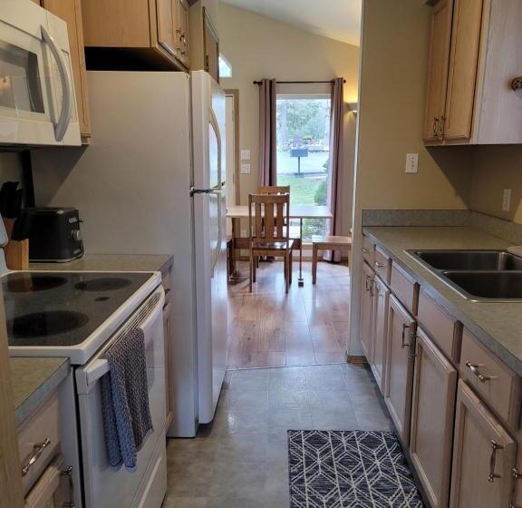 샬레, Riverfront Motel & Cabins