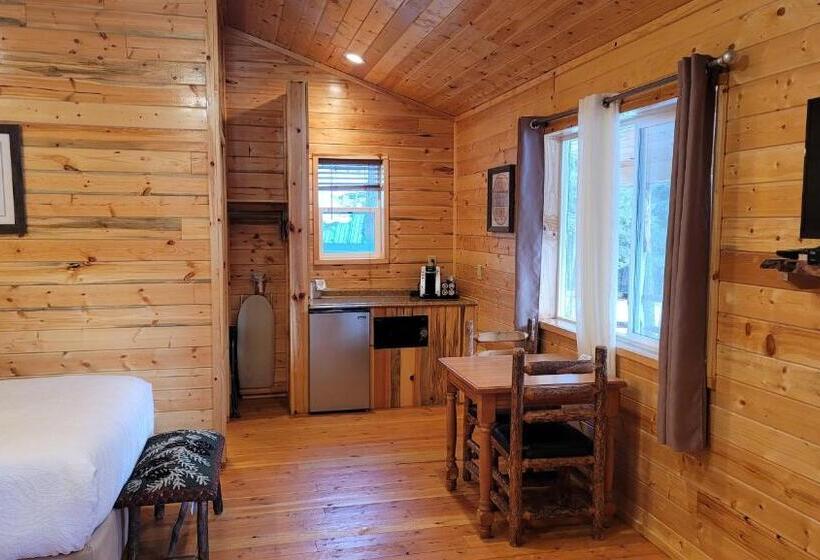 디럭스 룸 킹사이즈 침대, Riverfront Motel & Cabins