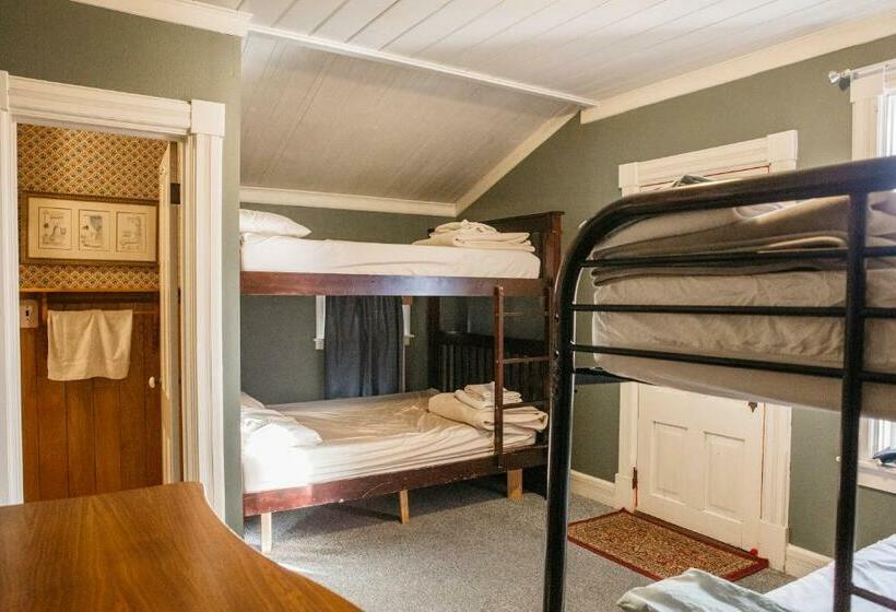 غرفة قياسية رباعية, The Hostel California