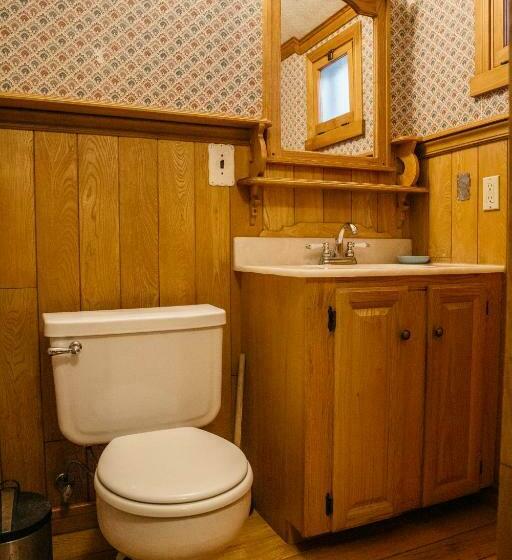 غرفة قياسية رباعية, The Hostel California