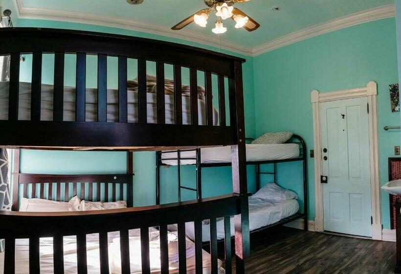 غرفة قياسية رباعية, The Hostel California