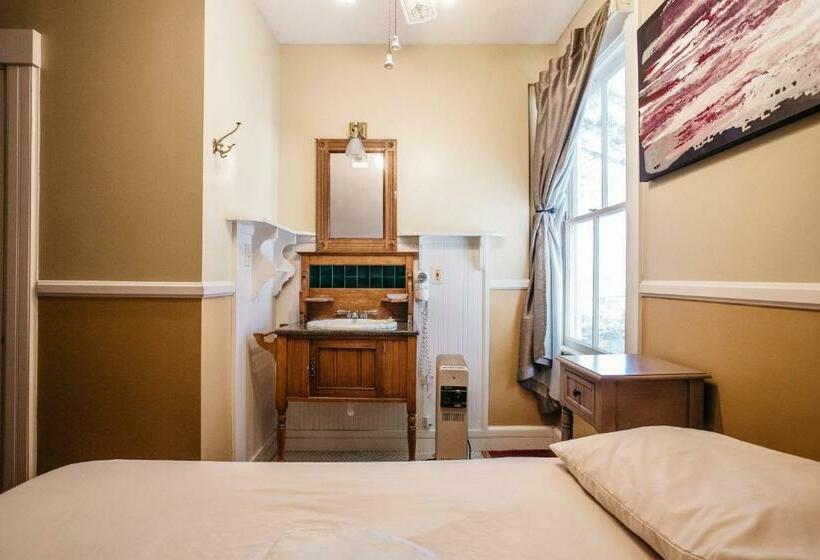 Номер Стандарт, The Hostel California