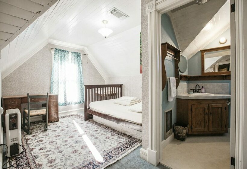 غرفة قياسية, The Hostel California