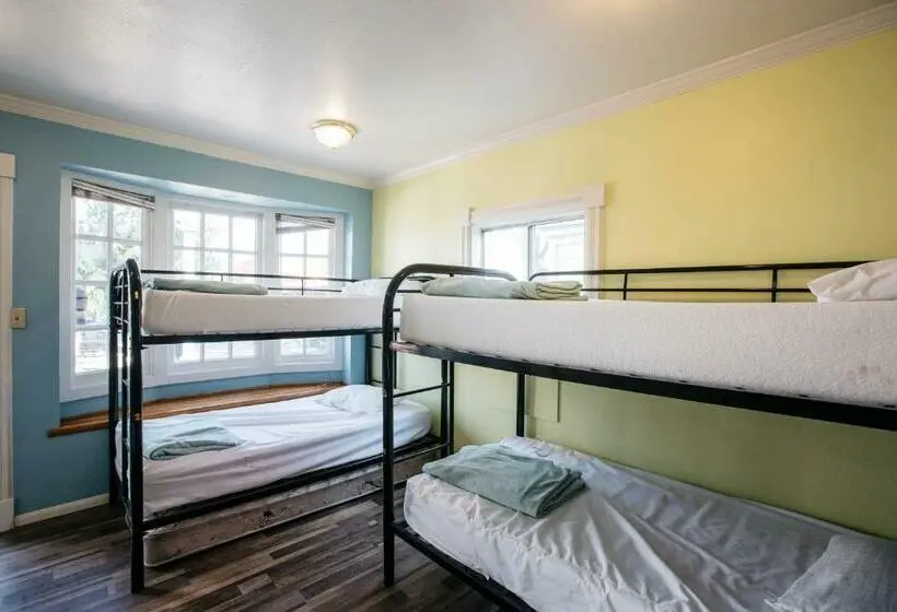 ルームシェアのワンベッド, The Hostel California