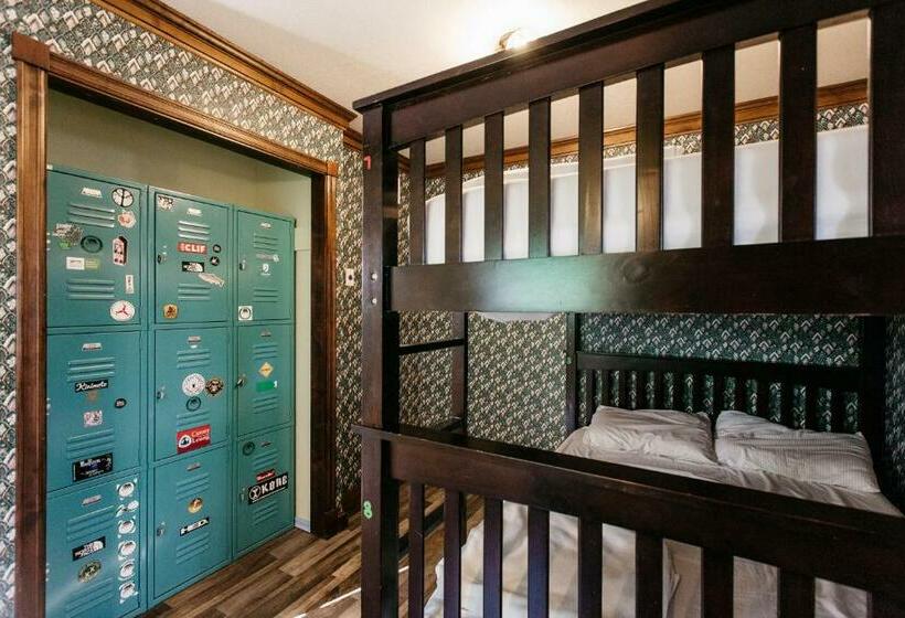 سرير فى غرفة مشتركه, The Hostel California