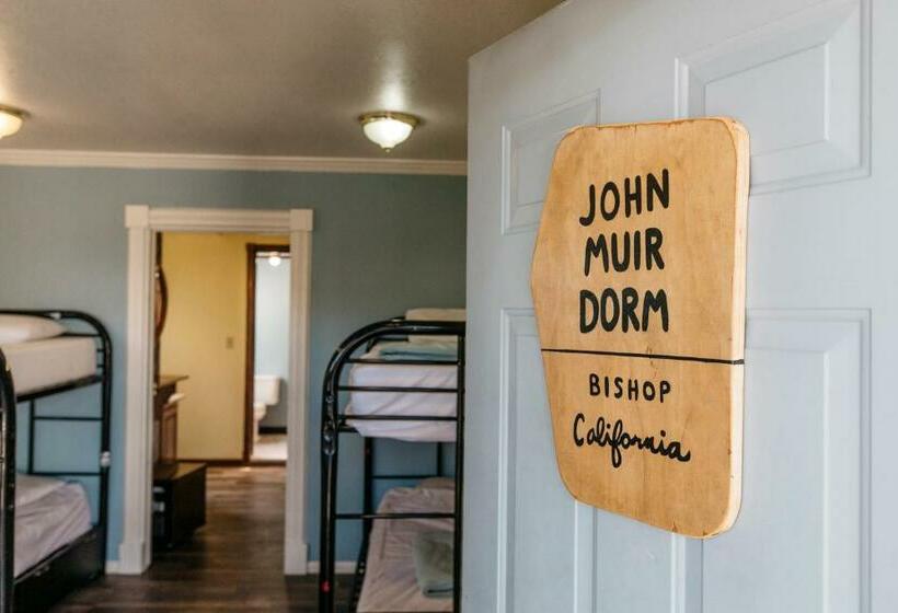 سرير فى غرفة مشتركه, The Hostel California