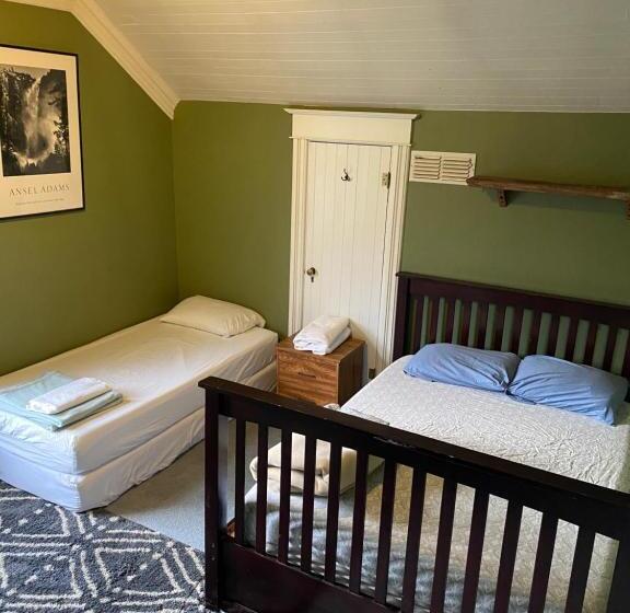 غرفة قياسية حمام مشترك, The Hostel California