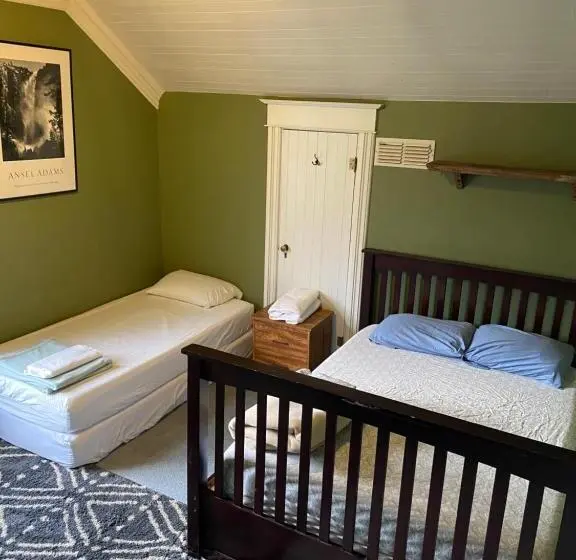 バス共有のスタンダードルーム, The Hostel California