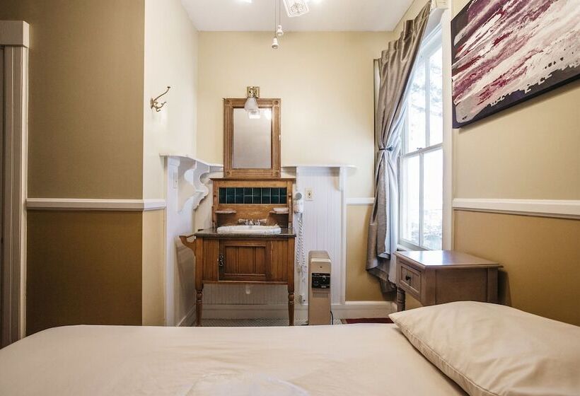 غرفة قياسية, The Hostel California