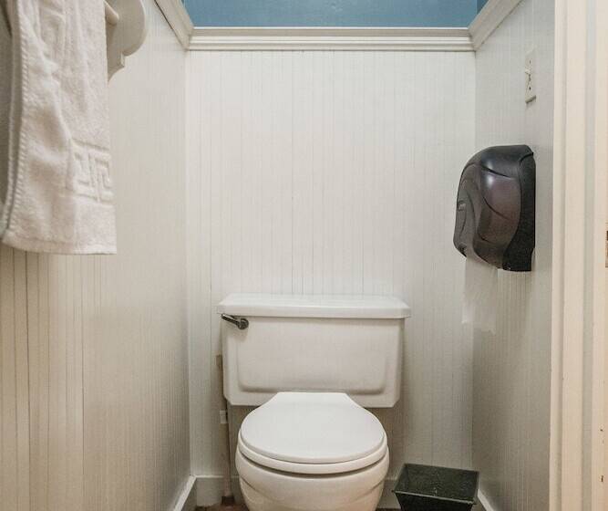 غرفة قياسية, The Hostel California