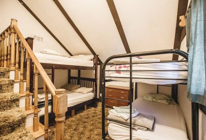 غرفة قياسية رباعية, The Hostel California
