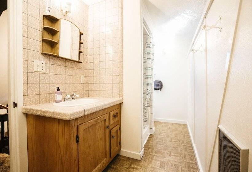 غرفة قياسية رباعية, The Hostel California