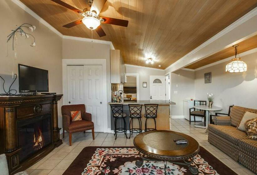 بنجلو قياسى, Beachwood Condos & Resort