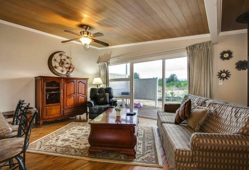 بنجلو قياسى, Beachwood Condos & Resort