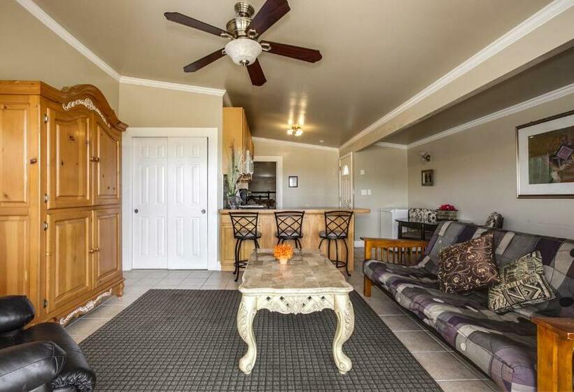 بنجلو قياسى, Beachwood Condos & Resort