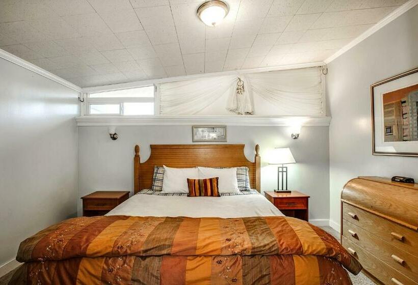 بنجلو قياسى, Beachwood Condos & Resort