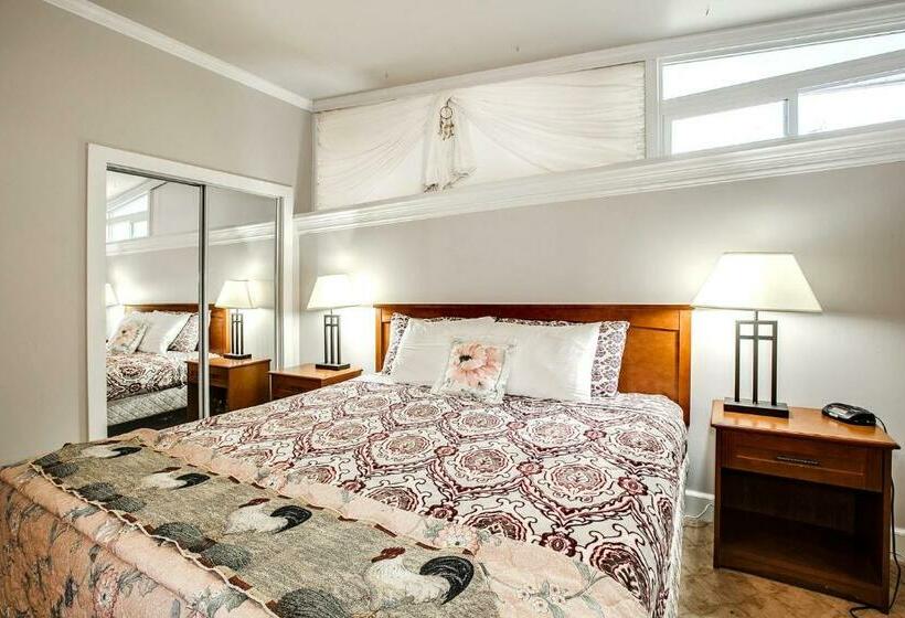 بنجلو قياسى, Beachwood Condos & Resort