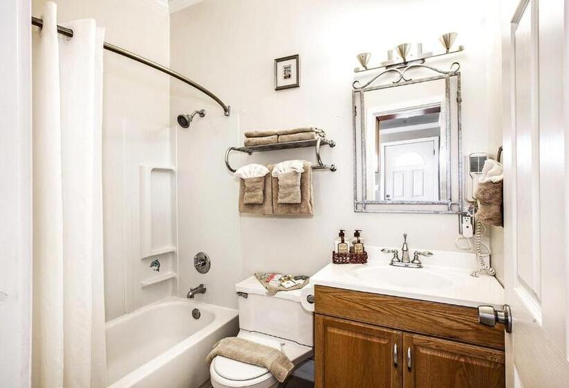 بنجلو قياسى, Beachwood Condos & Resort